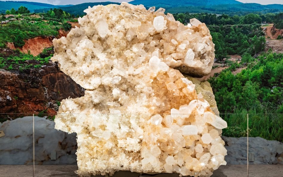 Monumentalną płytę kryształów kwarcu mierzy ponad 2 metry wysokości