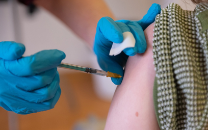 NFZ oddzwoni z terminem trzeciej dawki szczepienia przeciwko COVID-19