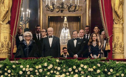 Toni Servillo jako Prezydent (po środku, w okularach)