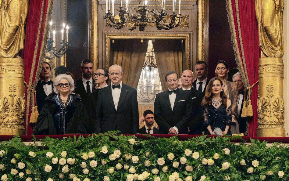 Toni Servillo jako Prezydent (po środku, w okularach)