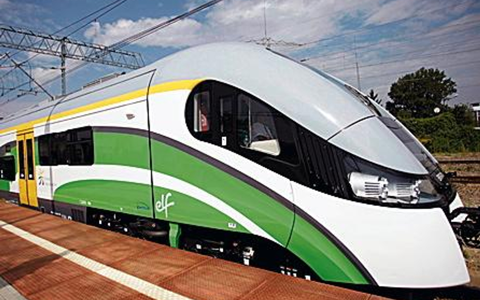 Po lewej elf polskiej PESY dla Kolei Mazowieckich. Po prawej pendolino francusko-włoskiego Alstomu d