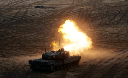 Kanadyjski czołg Leopard 2A biorący udział w ćwiczeniach Wielonarodowej Brygady NATO na Łotwie, w ba