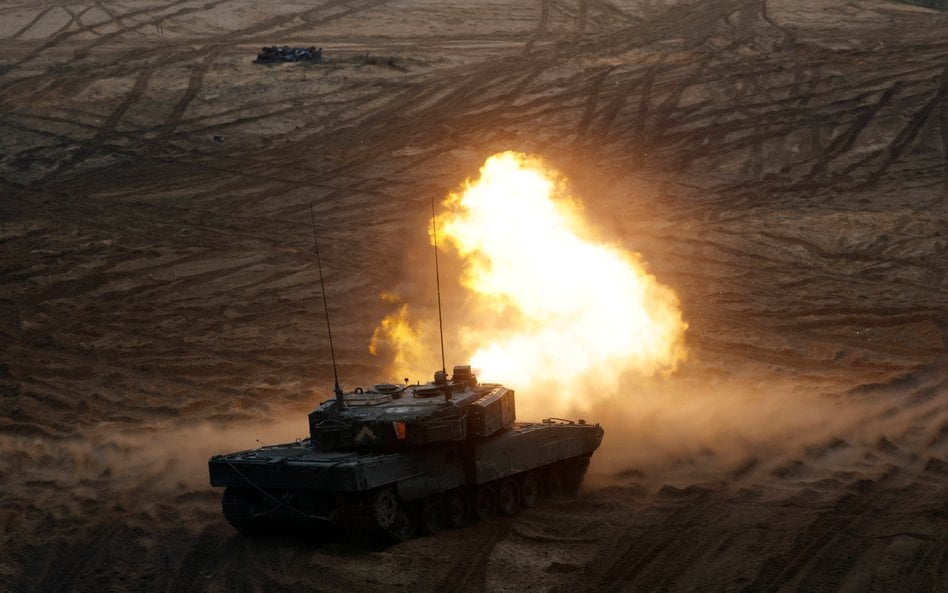 Kanadyjski czołg Leopard 2A biorący udział w ćwiczeniach Wielonarodowej Brygady NATO na Łotwie, w ba