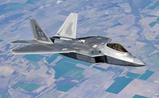 Tak wygląda myśliwiec Lockheed Martin F-22 Raptor. Takich maszyn lata tylko nieco ponad 180