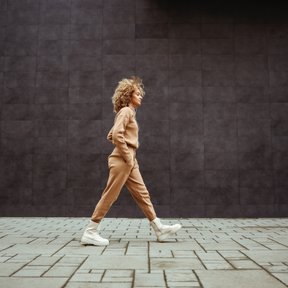 Naukowcy, którzy przeprowadzili badanie, podkreślają pozytywny wpływ dłuższych spacerów na zdrowie i