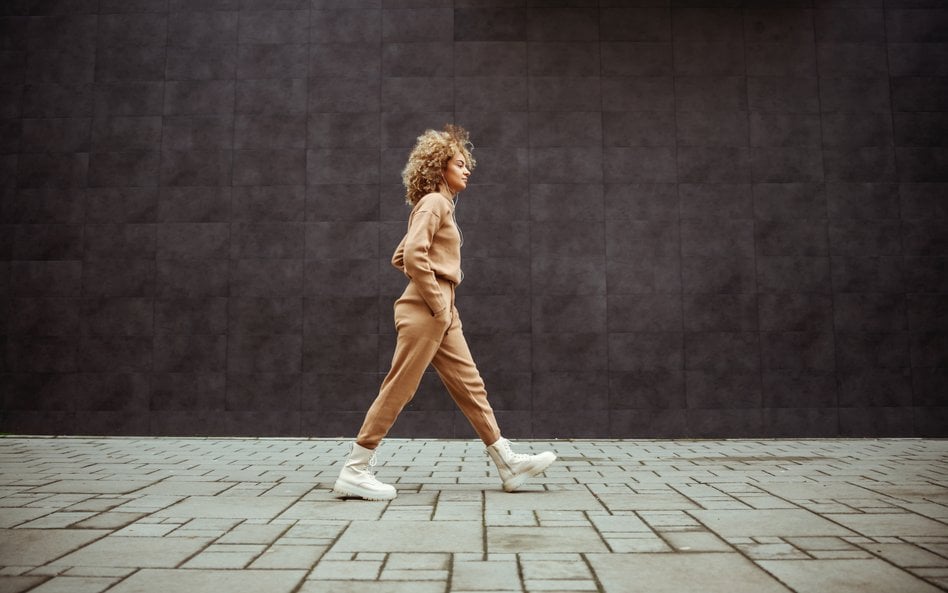 Naukowcy, którzy przeprowadzili badanie, podkreślają pozytywny wpływ dłuższych spacerów na zdrowie i