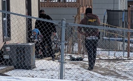 Agenci ICE stoją obok chłopca, którego świadek zidentyfikował jako Liama ​​Conejo Ramosa