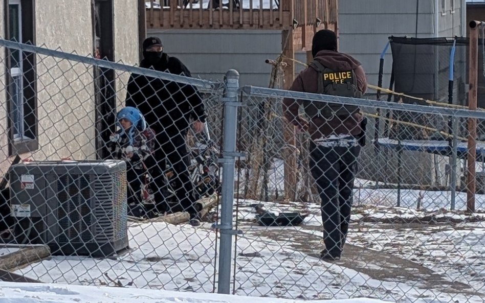 Agenci ICE stoją obok chłopca, którego świadek zidentyfikował jako Liama ​​Conejo Ramosa