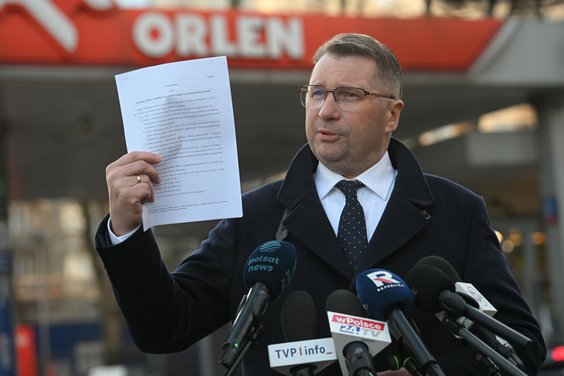 Przemysław Czarnek na konferencji prasowej przy jednej ze stacji paliw w Warszawie