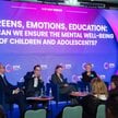 Paneliści podczas dyskusji „Ekrany, emocje, edukacja – jak zadbać o dobrostan psychiczny dzieci i mł