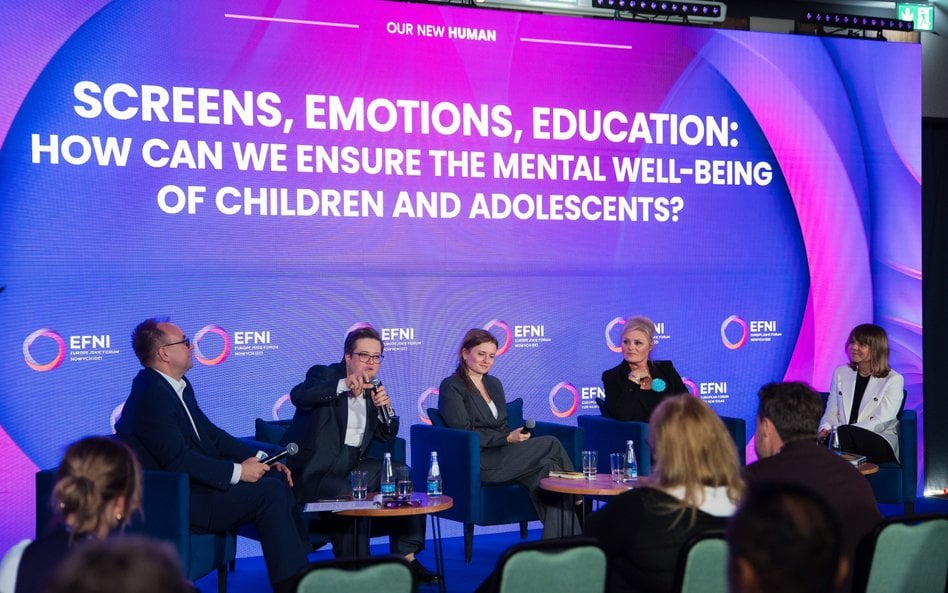 Paneliści podczas dyskusji „Ekrany, emocje, edukacja – jak zadbać o dobrostan psychiczny dzieci i mł