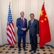 Sekretarz Skarbu USA Scott Bessent i wicepremier Chin He Lifenga podczas dwustronnego spotkania międ