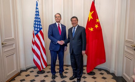Sekretarz Skarbu USA Scott Bessent i wicepremier Chin He Lifenga podczas dwustronnego spotkania międ