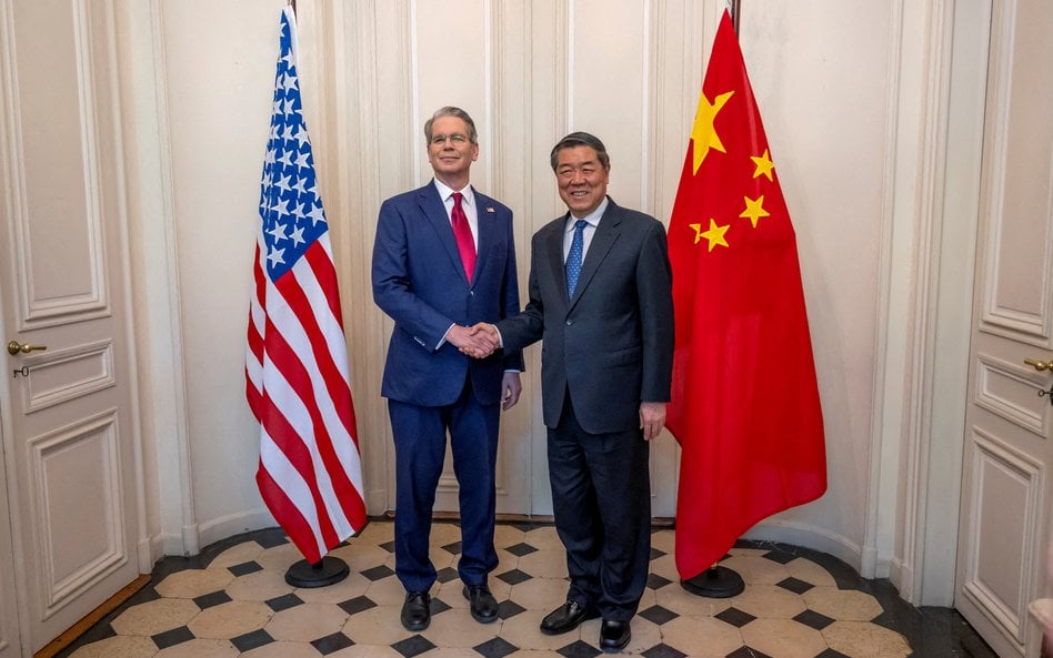 Sekretarz Skarbu USA Scott Bessent i wicepremier Chin He Lifenga podczas dwustronnego spotkania międ