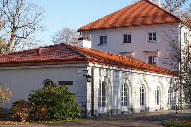 Oficyna, popularnie nazywana dworkiem, stanowi istotny element historycznego kompleksu na Ursynowie.