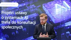 Wiceminister cyfryzacji Dariusz Standerski podczas konferencji prasowej w siedzibie resortu w Warsza