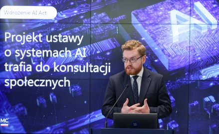 Wiceminister cyfryzacji Dariusz Standerski podczas konferencji prasowej w siedzibie resortu w Warsza
