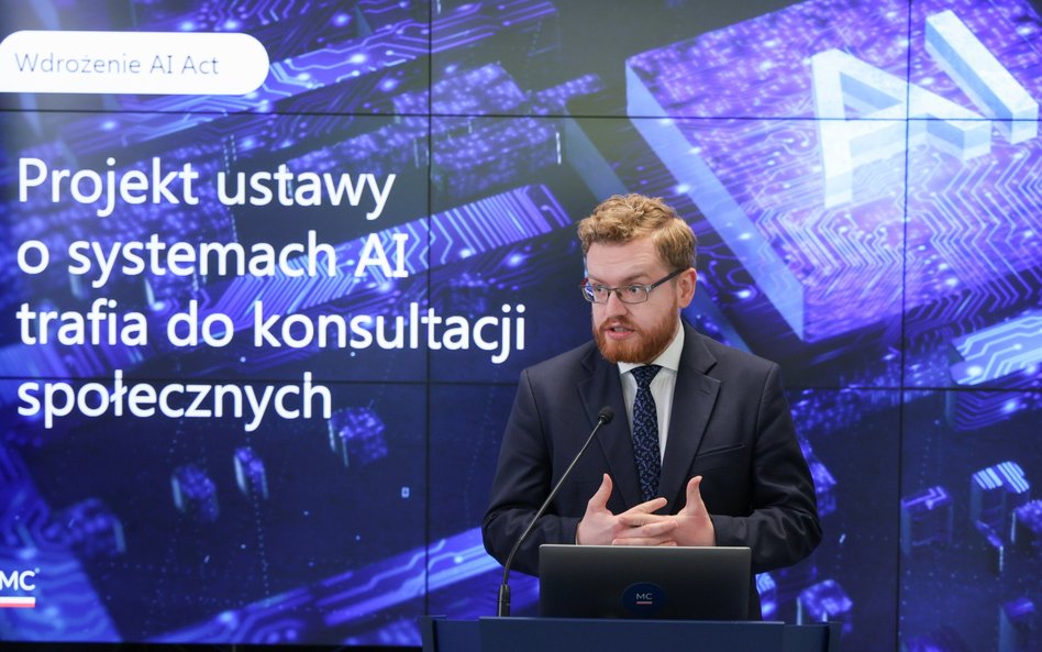 Wiceminister cyfryzacji Dariusz Standerski podczas konferencji prasowej w siedzibie resortu w Warsza