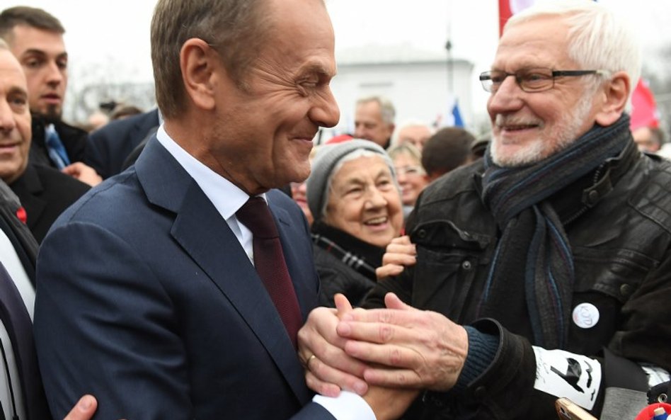 Tusk na czele rankingu zaufania