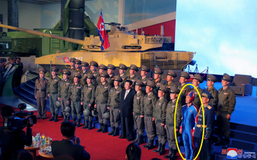 „Kapitan KRLD”. Kim jest żołnierz w tajemniczym stroju obok Kim Dzong Una?