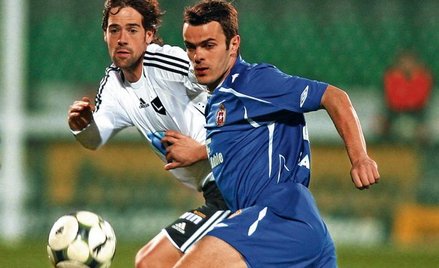 Paweł Brożek (z prawej) z Inakim Astizem potrafił sobie poradzić, ale stając naprzeciw Jana Muchy by