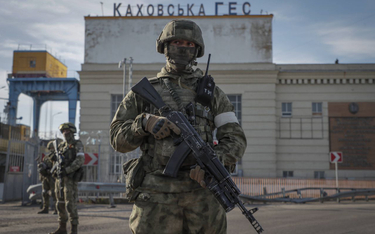 Rosyjskie wojsko przed elektrownią wodną w Kachowce