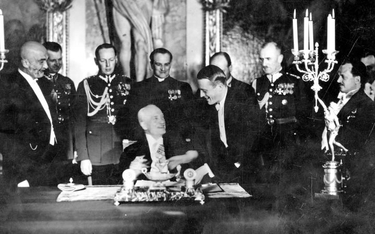 Warszawa, 23 kwietnia 1935. Prezydent Ignacy Mościcki podpisuje nową Konstytucję w Sali Rycerskiej Z