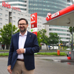 Prezes zarządu Orlenu Daniel Obajtek podczas konferencji prasowej przy stacji paliw przy al. Solidar