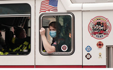 Nowy Jork, najbardziej dotknięte pandemią miasto świata (23 tys. zmarłych), też się zaczyna otwierać