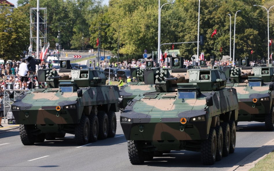 Wśród pojazdó kołowych wciąż dumnie prezentują się rosomaki