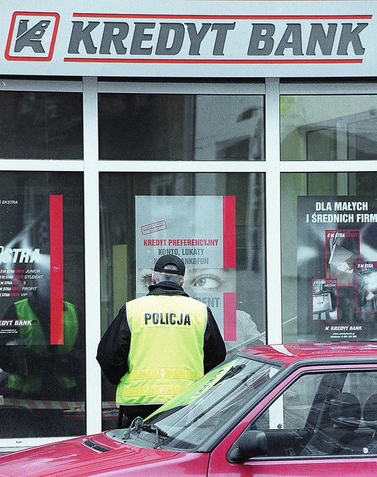 3 marca 2001 r. w Warszawie na ul. Żelaznej w oddziale jednego z banków złodzieje zabili trzy kasjer