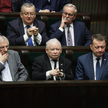 W dolnym rzędzie: prezes PiS Jarosław Kaczyński (C) oraz posłowie ugrupowania: Mariusz Błaszczak (P)