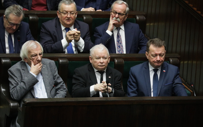 W dolnym rzędzie: prezes PiS Jarosław Kaczyński (C) oraz posłowie ugrupowania: Mariusz Błaszczak (P)