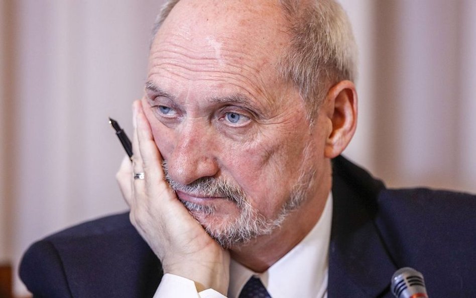 Macierewicz: Biedroń jest syntezą komunizmu marksistowskiego i tęczowego