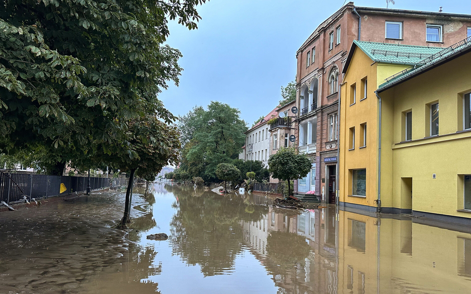 Zalane przez wodę Głuchołazy. Teraz woda zalewa Wleń