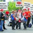 Z takimi transparentami przed sądem przy ul. Czerniakowskiej w Warszawie zgromadzili się wczoraj pra