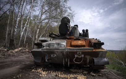 Zniszczony czołg na drodze do miasta Dergacze (obwód charkowski), fotografia z 23 kwietnia