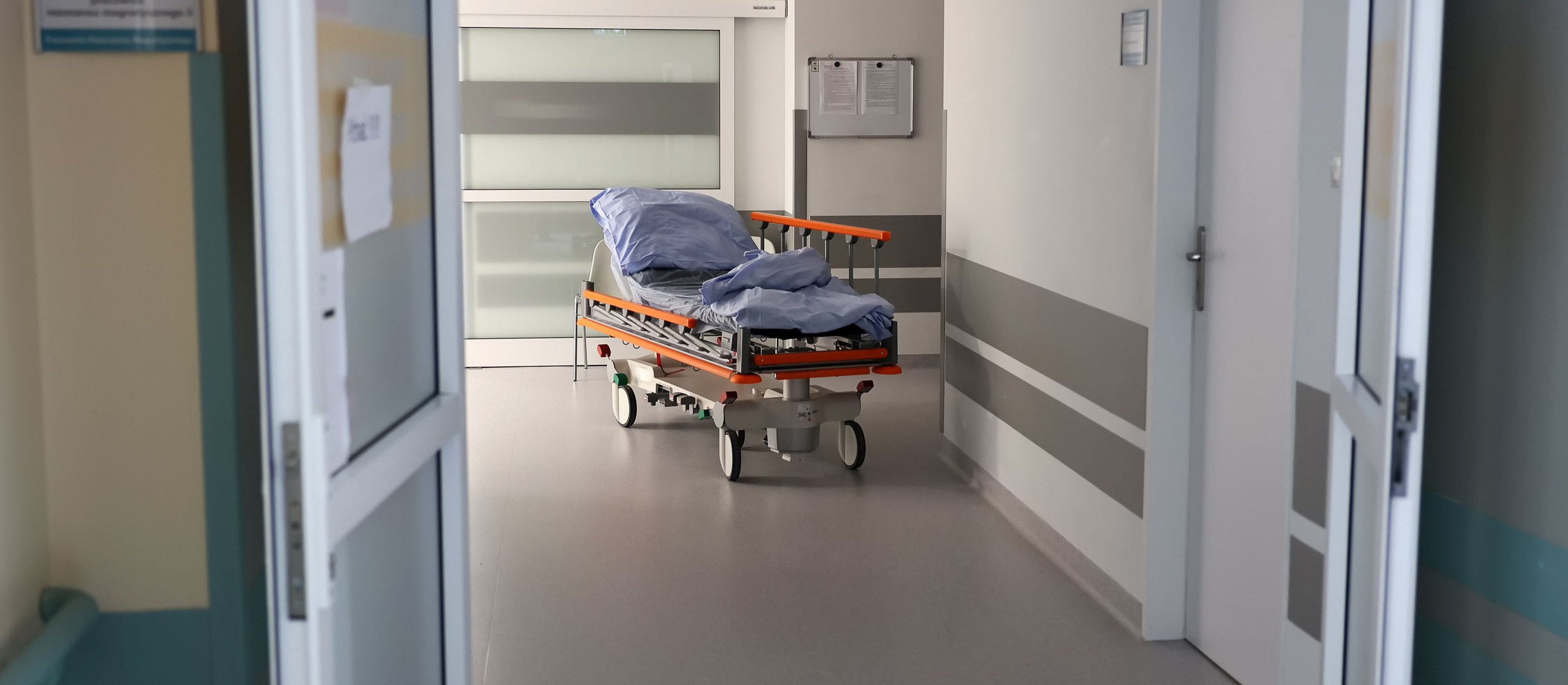 Między młotem a kowadłem. Resort zdrowia w swoim pierwszym wielkim kryzysie