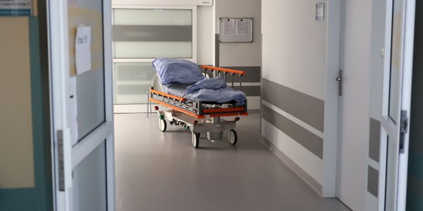 Między młotem a kowadłem. Resort zdrowia w swoim pierwszym wielkim kryzysie