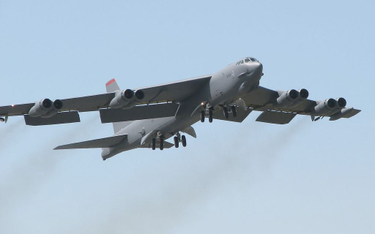 Amerykański bombowiec B-52 przy spornych wyspach