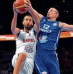 Najlepszy zawodnik turnieju Hiszpan Juan Carlos Navarro (z piłką) i Francuz Nando De Colo