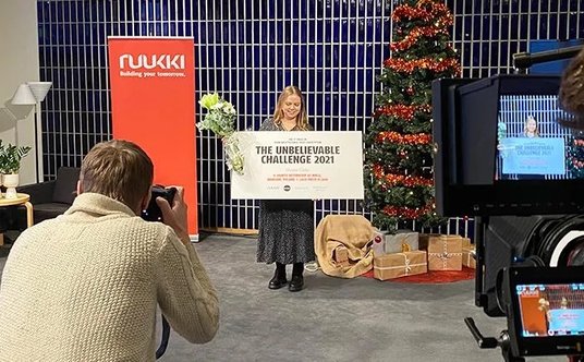 Hanna Galas odbiera wyróżnienie.