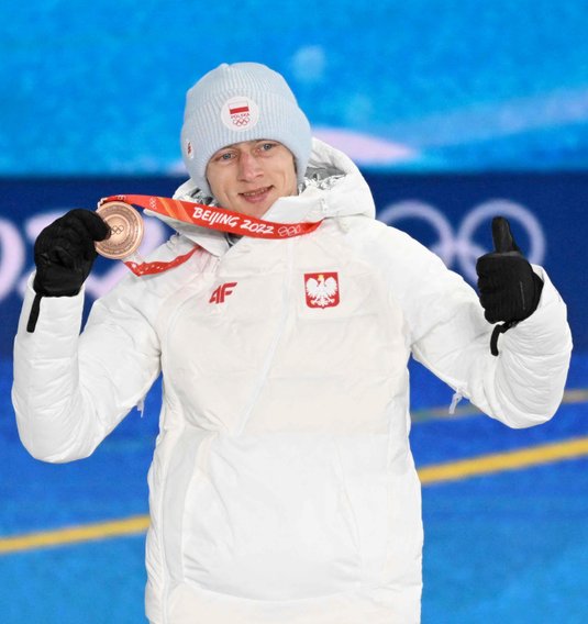 Dawid Kubacki, brązowy medalista igrzysk w Pekinie, to najbardziej utytułowany skoczek, który brał u