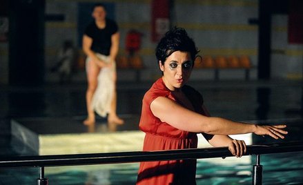 Medea Eurypidesa wystawiana na basenie