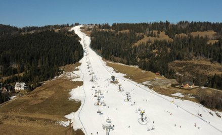 Stacja narciarska na Polanie Szymoszkowej w lutym 2025 roku.