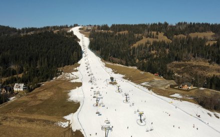 Stacja narciarska na Polanie Szymoszkowej w lutym 2025 roku.