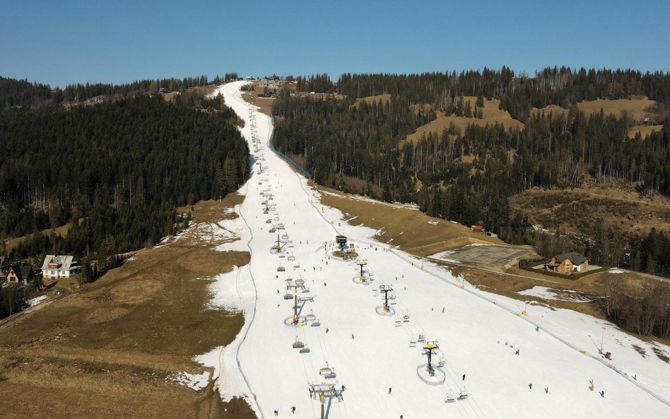 Stacja narciarska na Polanie Szymoszkowej w lutym 2025 roku.