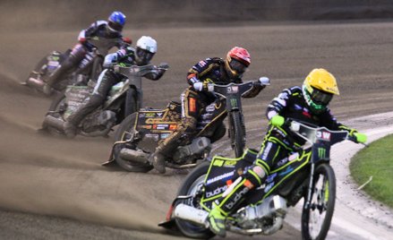 Martin Vaculik (kask żółty) przed Andersen Thomsenem (kask czerwony) w 4. biegu Grand Prix w Gorzowi