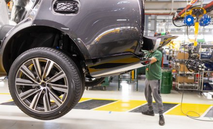 Hakerzy sparaliżowali fabryki koncernu Jaguar Land Rover prawie na półtora miesiąca, powodując gigan