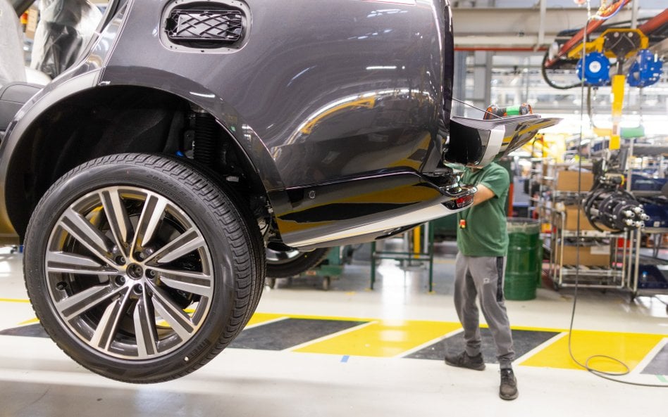 Hakerzy sparaliżowali fabryki koncernu Jaguar Land Rover prawie na półtora miesiąca, powodując gigan